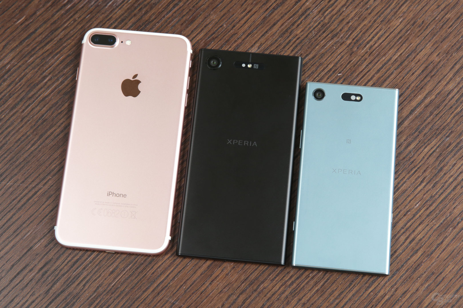 iPhone 7 Plus neben Xperia XZ1 und XZ1 Compact