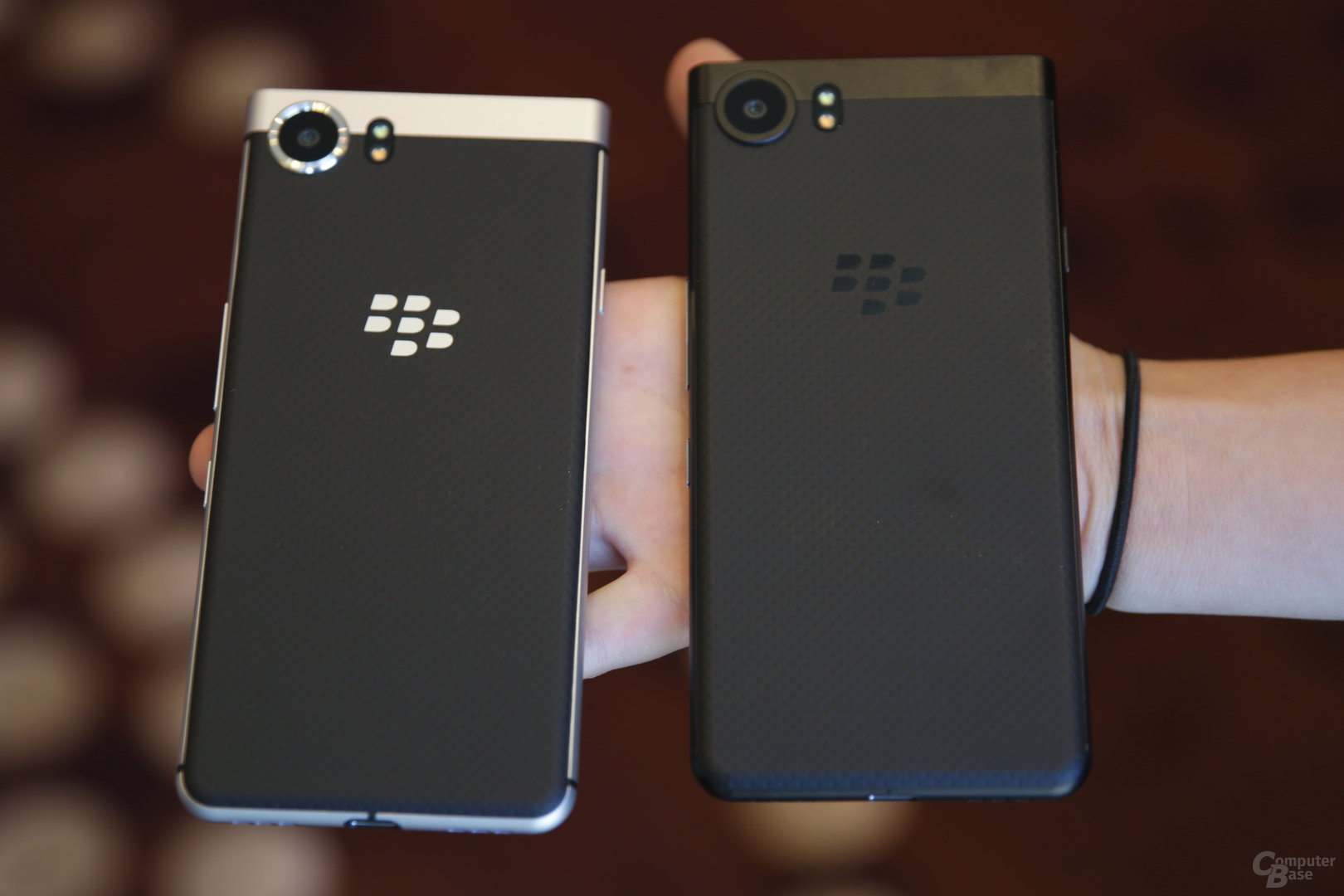 BlackBerry KeyOne neben der Black Edition