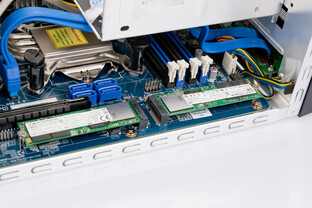 Einbauplätze für zwei M.2-PCIe-SDDs sind vorhanden