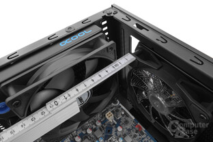 Enermax GraceFun – Sind die Radiatoranschlüsse oben rechts, so darf der Radiator im Deckel maximal 45 mm tief ausfallen