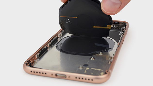 iPhone 8 Teardown: Kleinerer Akku und Spule für drahtloses Laden