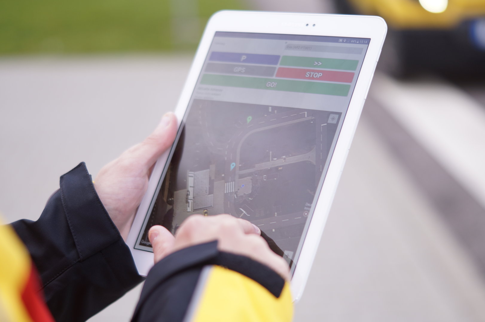 DHL-Mitarbeiter koordiniert Fahrzeug über Tablet