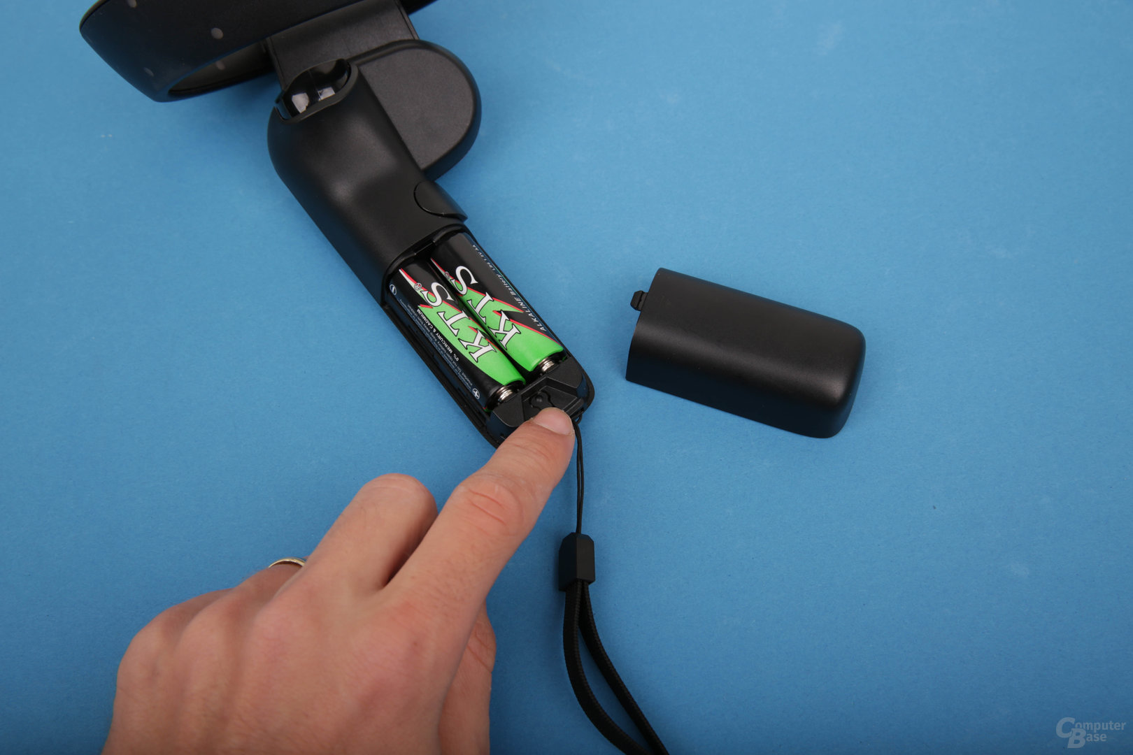 Der Knopf für das Bluetooth-Pairing ist im Batteriefach
