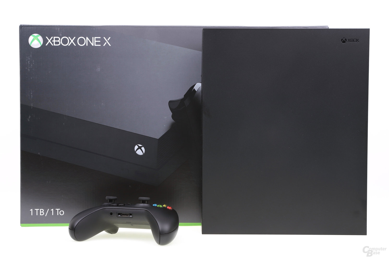 Die Xbox One X mit Controller und Verpackung