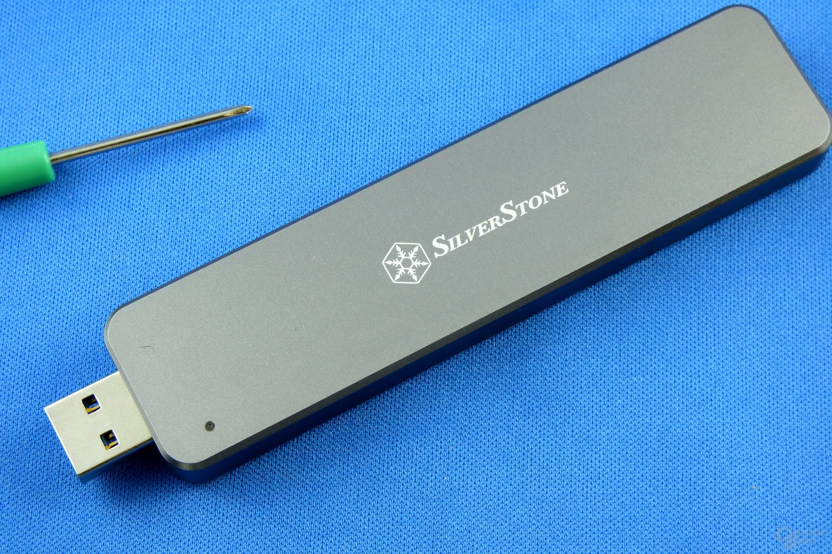 SilverStone MS09: Oberseite mit ausgefahrenem USB-Stecker