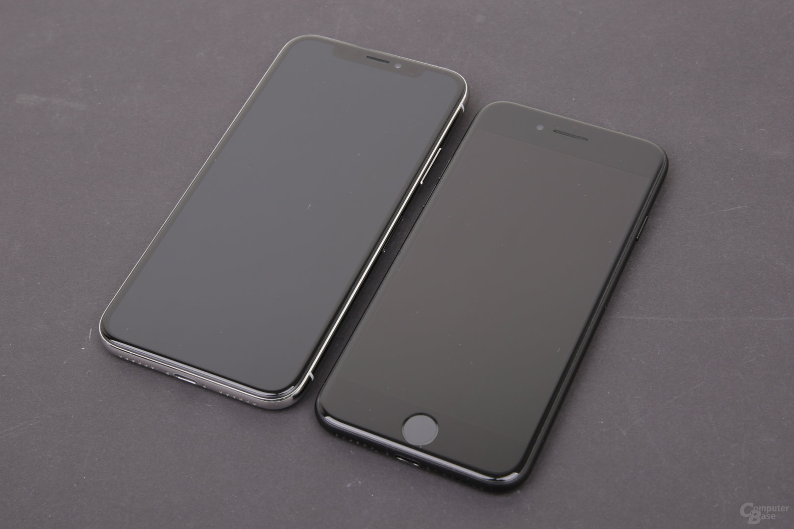 Apple iPhone X neben iPhone 7