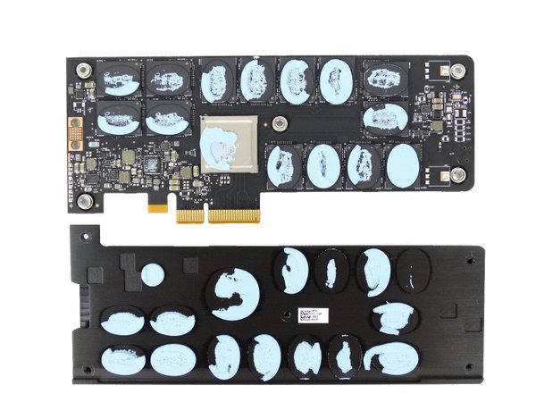 Intel Optane 900P mit abgenommenen Kühler