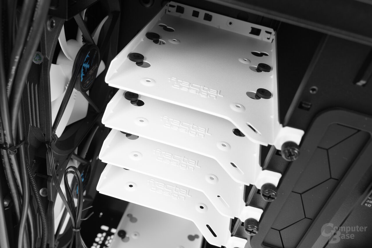 Fractal Design Define R6 – Insgesamt sechs Festplattenschienen befinden sich im Lieferumfang