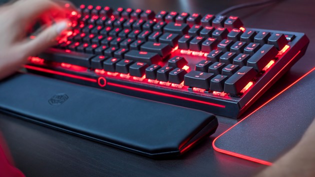 MasterKeys MK750: Cooler Master lässt Tastatur-Gehäuse leuchten