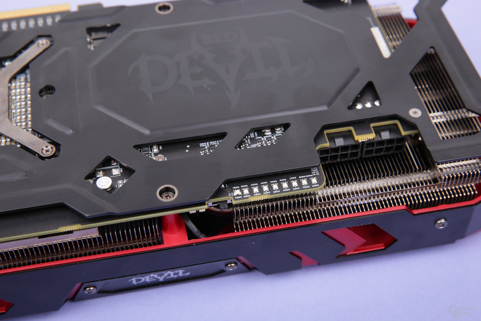 PowerColor Radeon RX Vega 64 Red Devil – RGB-Schalter und Auslastungs-LED