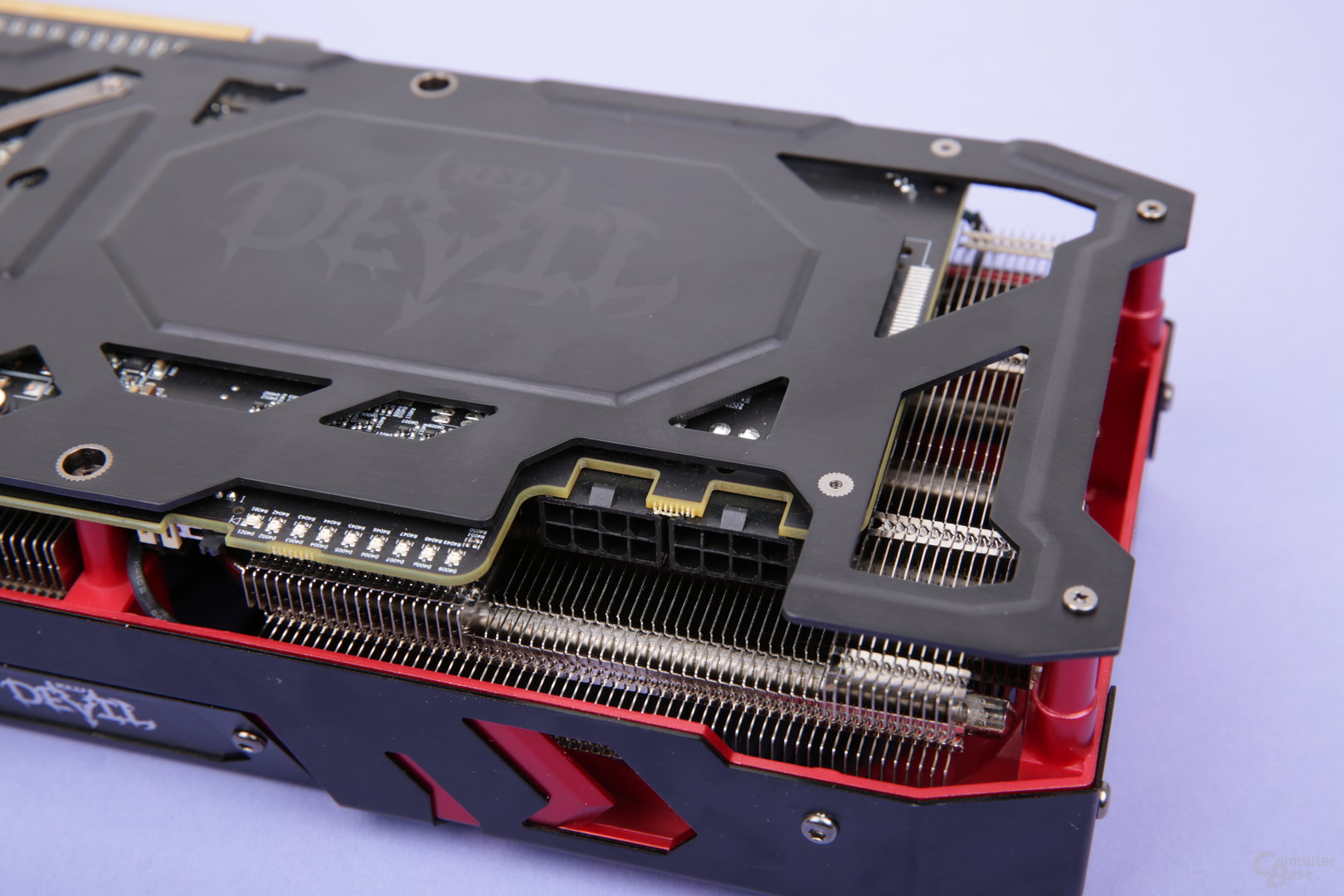 PowerColor Radeon RX Vega 64 Red Devil – Stromstecker