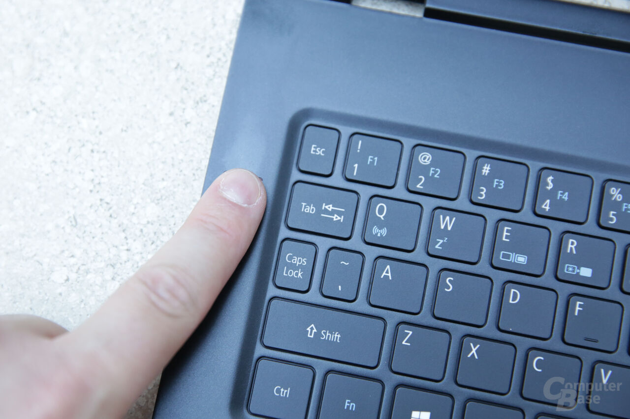Fingerabdrucksensor links neben der Tastatur