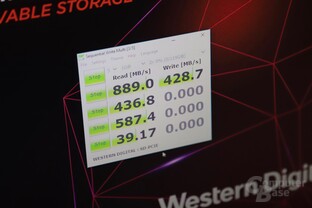 Das Laufwerk von SanDisk erreicht fast 900 MB/s sequentiell lesend