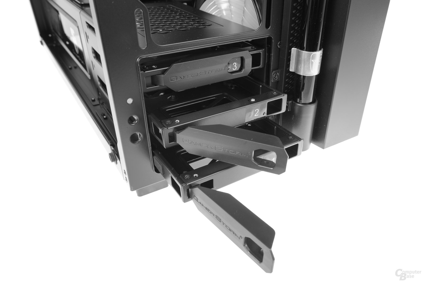 Deepcool New Ark 90 – Hinter dem Frontcover befindet sich ein modularer Festplattenkäfig