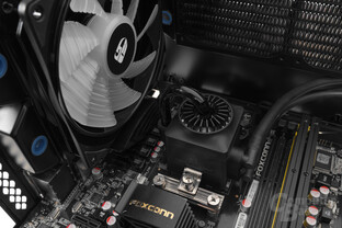 Deepcool New Ark 90 – Ein 30-mm-tiefer-Heckradiator passt ohne Probleme
