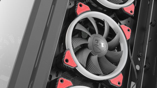 Cougar Panzer Evo im Test: Robuster Big-Tower im Stealth-Look mit viel Glas