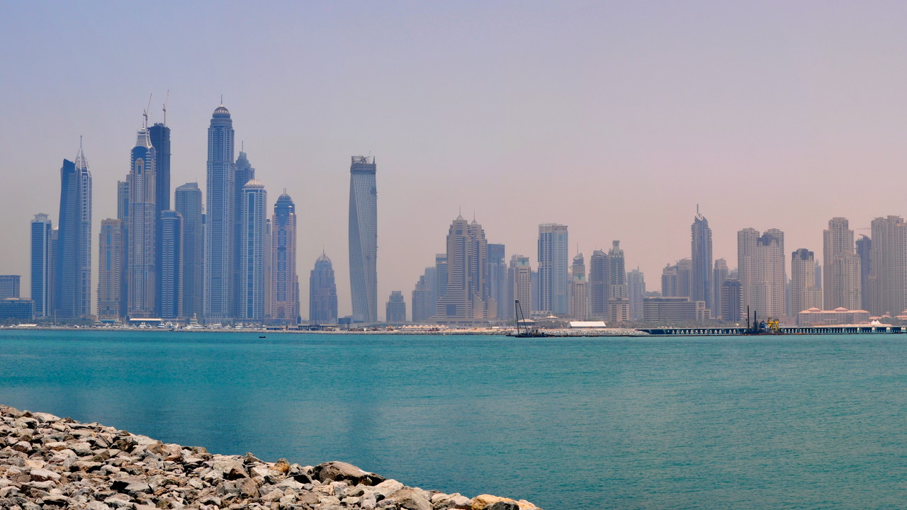 Dubai: Digitale Nummernschilder mit Car2Car-Funk im Feldversuch