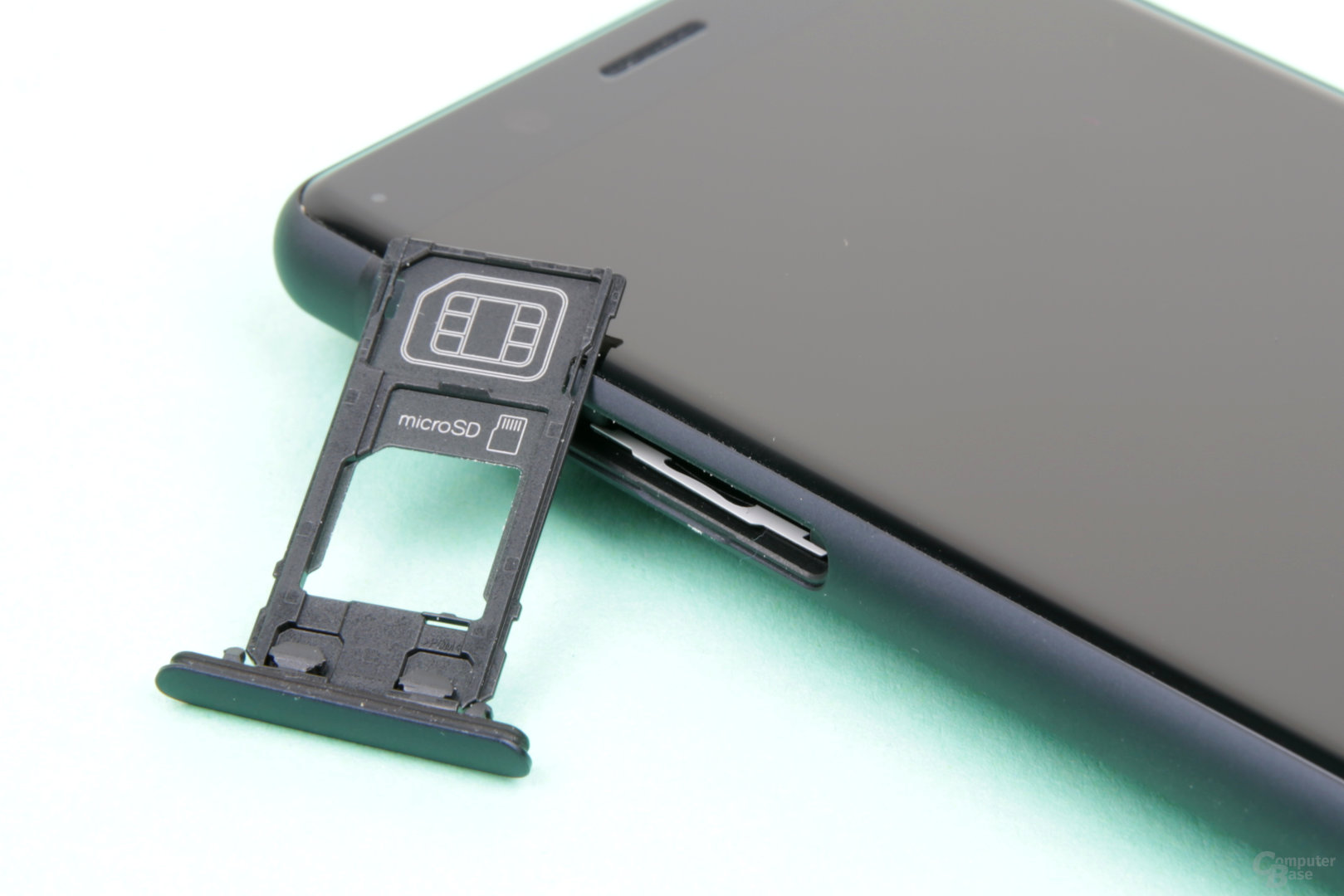 SIM- und microSD-Fach auf der linken Seite