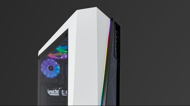 Corsair SPEC-Omega RGB: 30 LEDs lassen die Gehäusefront leuchten