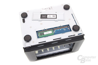 Synology DS1618+ im Test – RAM-Zugang an der Unterseite