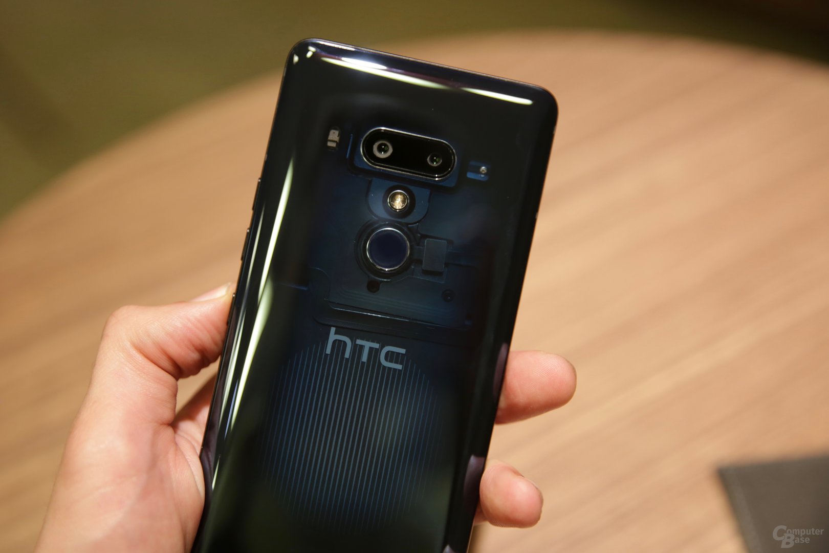 Das HTC U12+ in „Translucent Blue“ mit halb-transparenter Rückseite