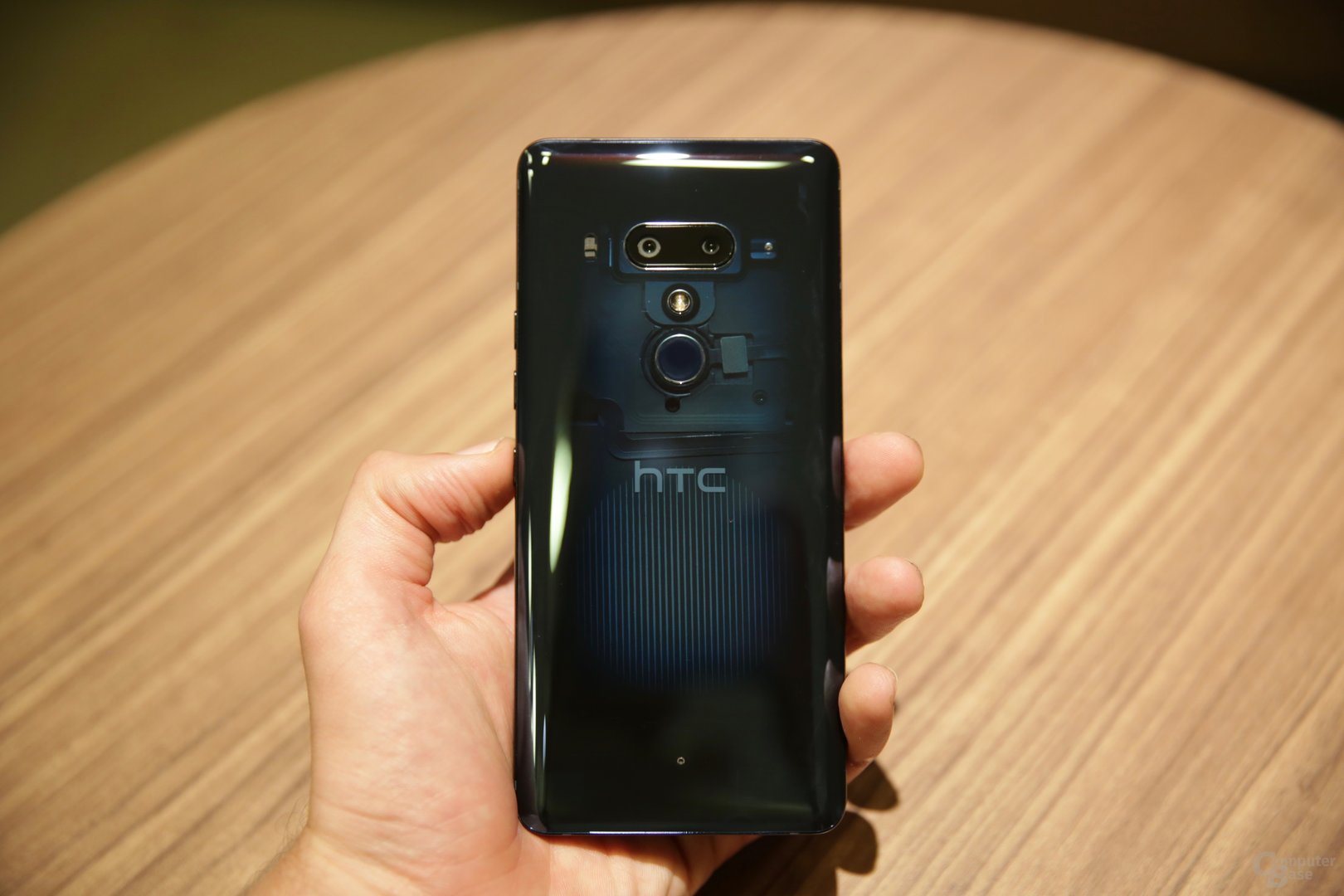 Das HTC U12+ in „Translucent Blue“ mit halb-transparenter Rückseite
