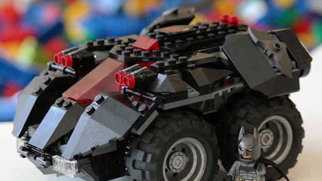 Powered Up: Legos Super Heroes Batmobil lässt sich per App steuern