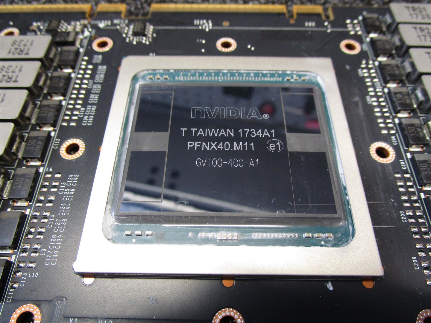 Nvidia GV100-GPU mit HBM2-Speicher