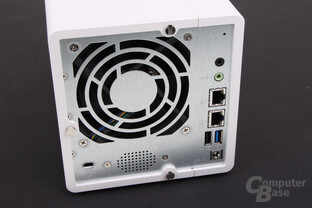 QNAP TS-328 – LAN, USB und Audio an der Rückseite