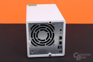 QNAP TS-328 – 3 Schrauben sichern das Gehäuse