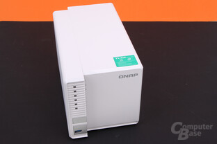 QNAP TS-328 – Auseinanderschieben zum Öffnen