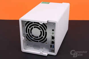 QNAP TS-328 – Auseinanderschieben zum Öffnen