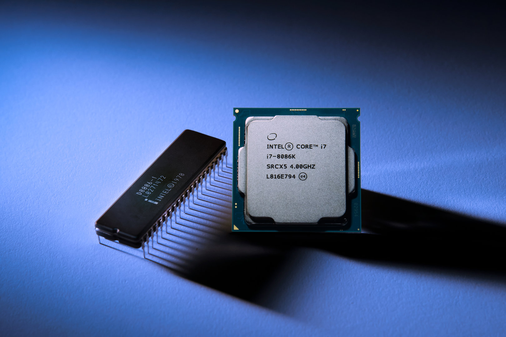 Intel Core i7-8086K Limited Edition neben dem ersten x86-Prozessor