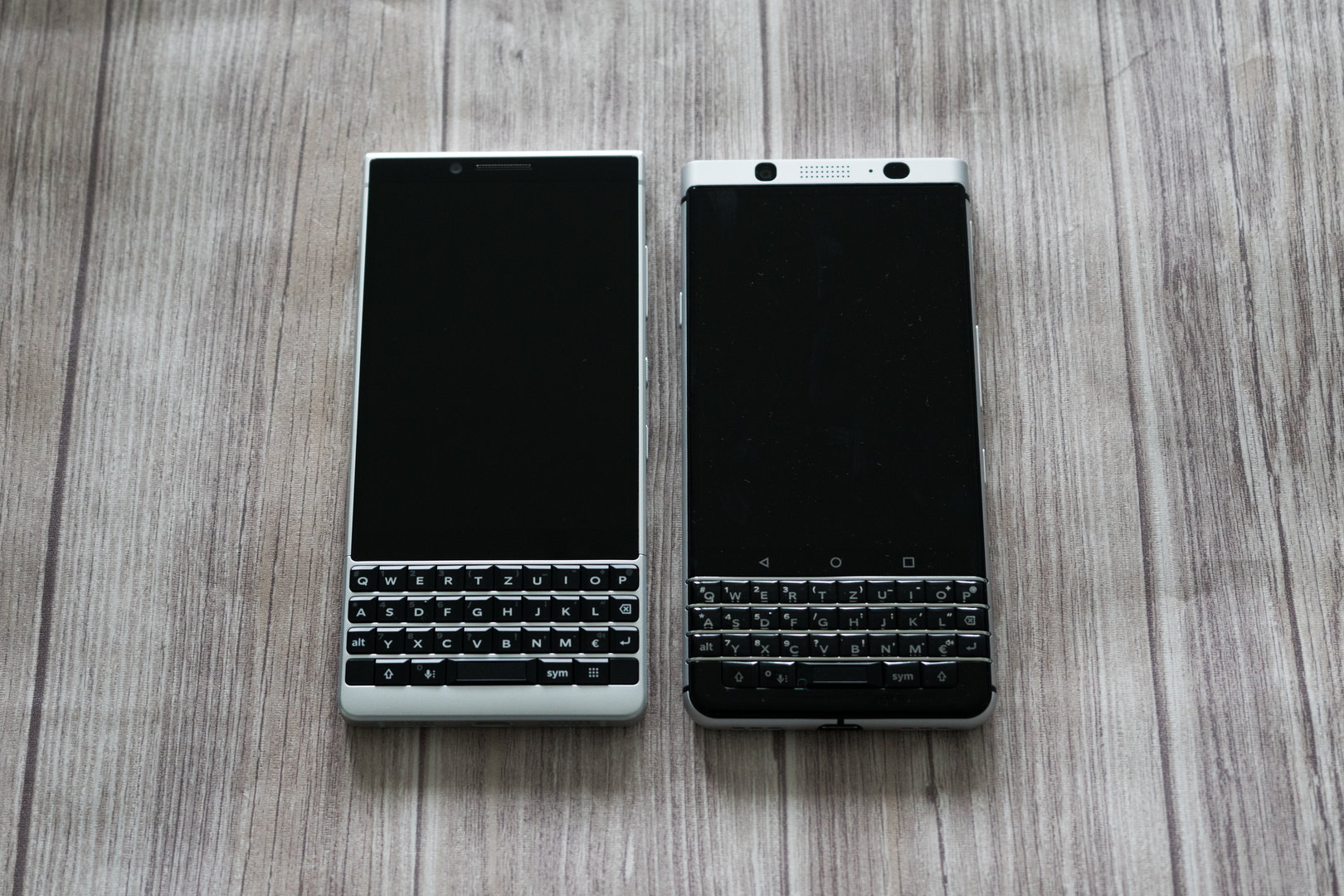 Das BlackBerry Key2 (li.) im Vergleich zum Vorgänger KeyOne