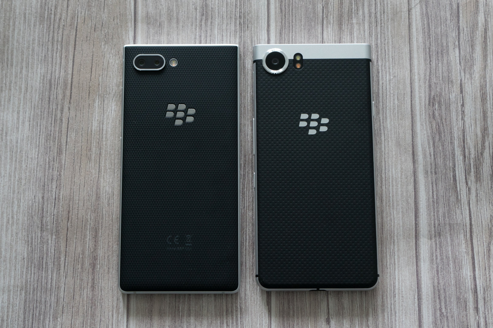 Das BlackBerry Key2 (li.) im Vergleich zum Vorgänger KeyOne