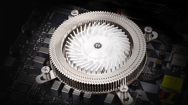 Thermaltake New Engine 17 1U: Mit Kühler-Lüfter zu kompakten Dimensionen