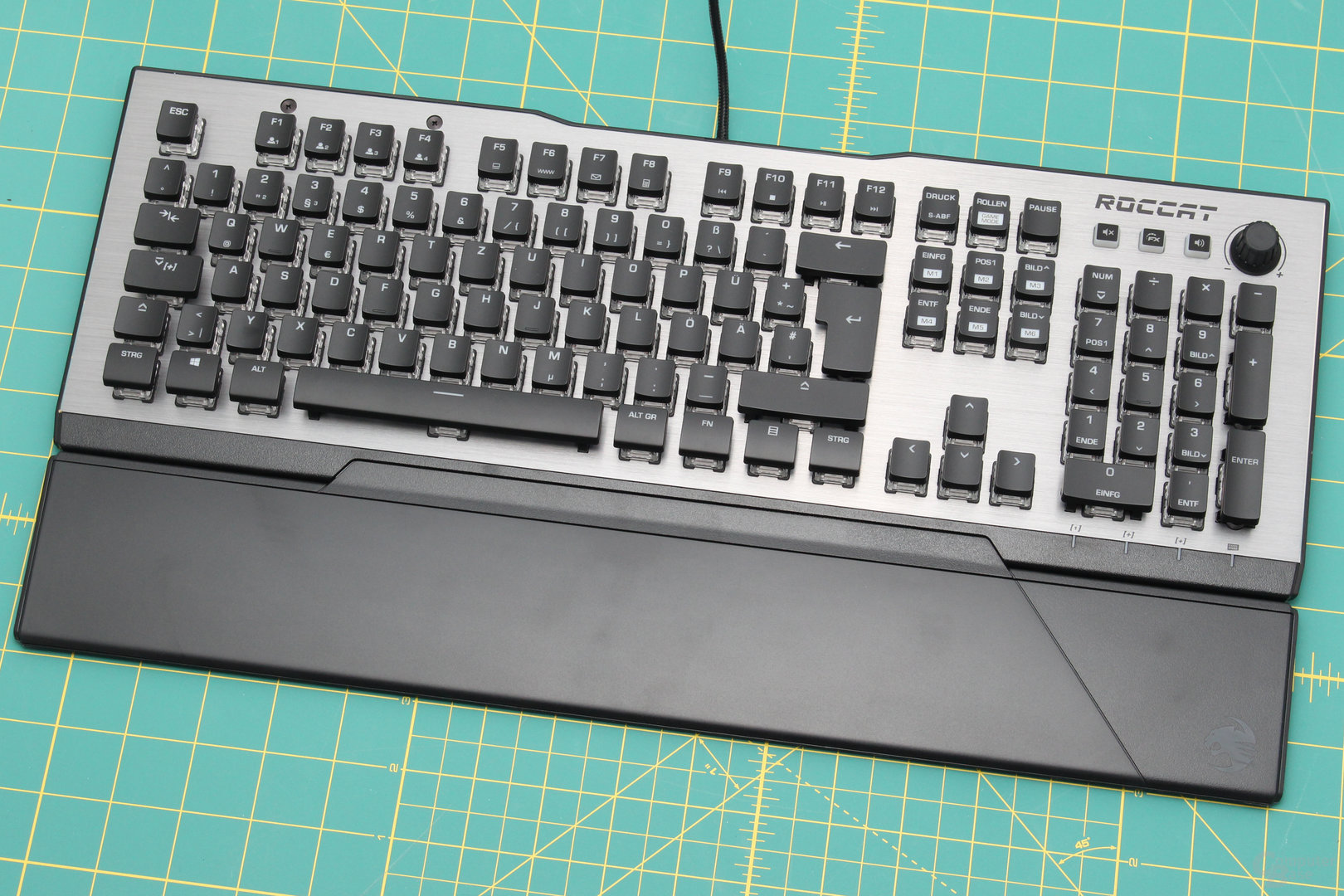 Roccat baut eine breite Tastatur mit erweitertem Standard-Layout