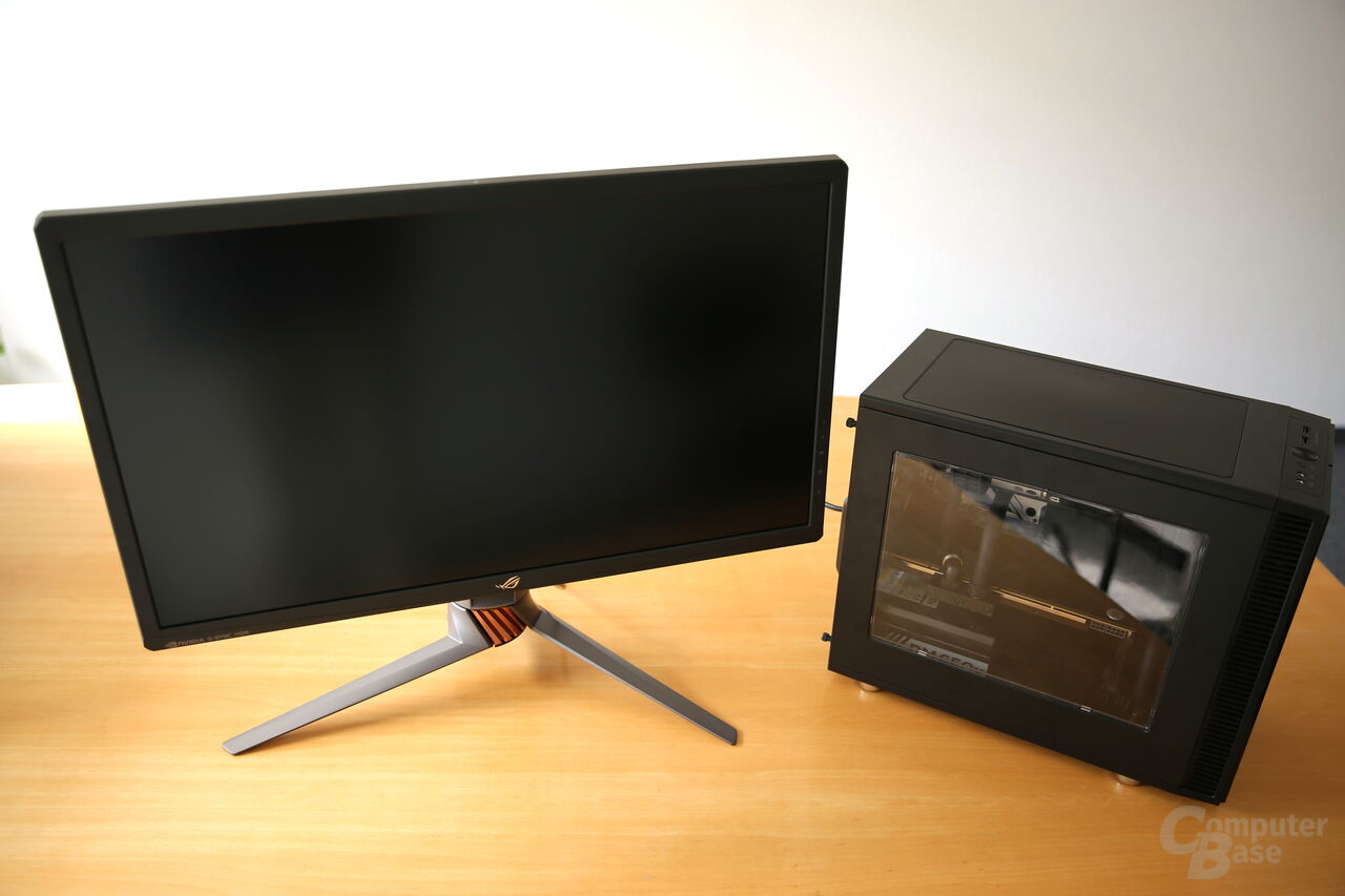 Ein möglicher Spielepartner: Der PG27UQ mit dem Mifcom miniBOSS und der Titan V