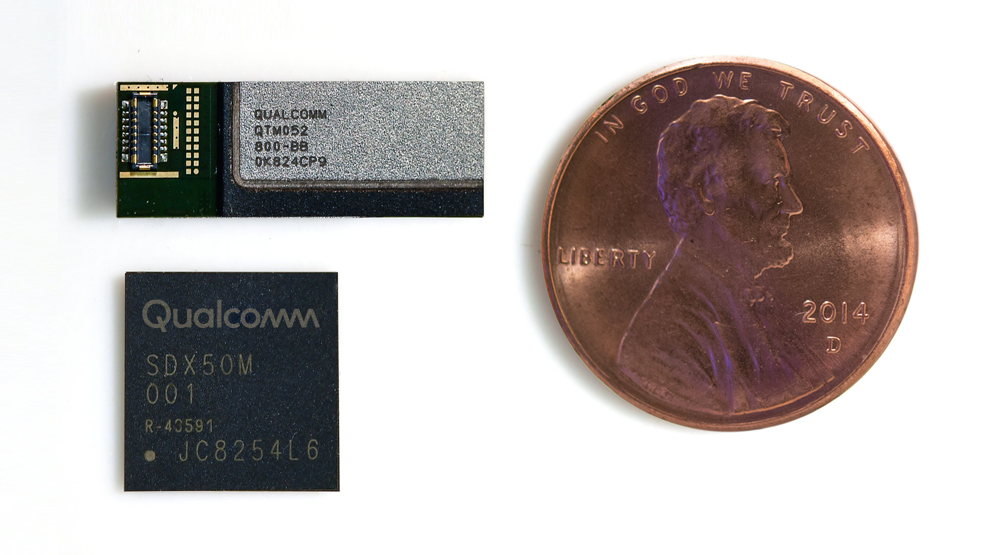 QTM052, Snapdragon X50 und 1-Cent-Münze im Größenvergleich