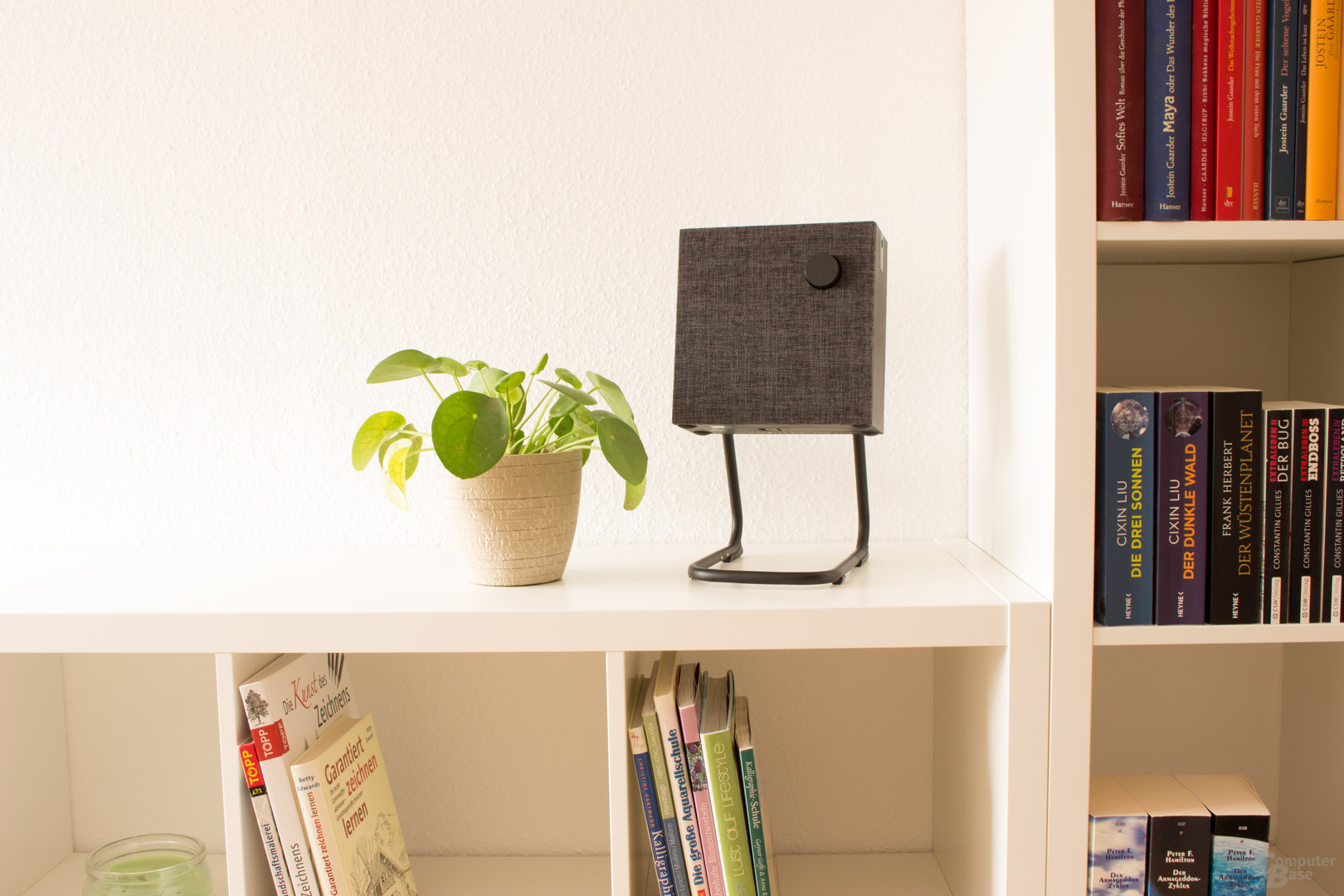 Ikea Eneby 20 auf dem optionalen Lautsprechergestell