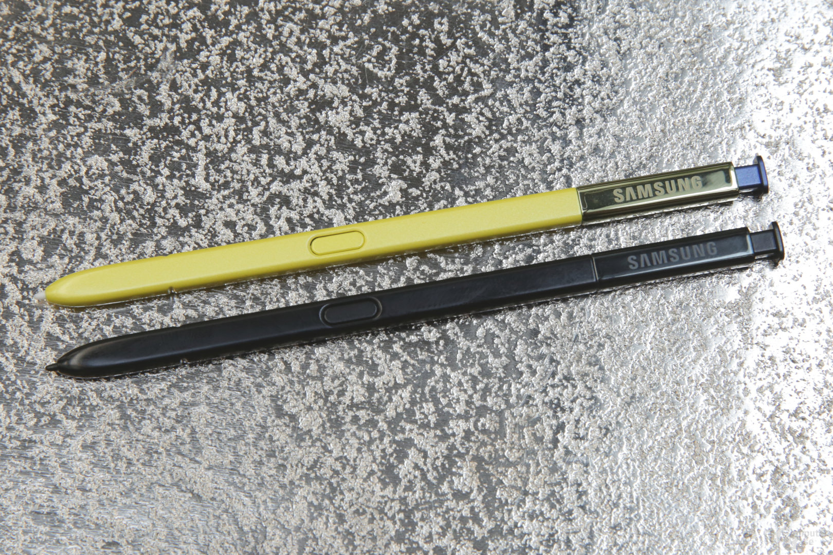 S Pen in Gelbgold und Schwarz im Vergleich
