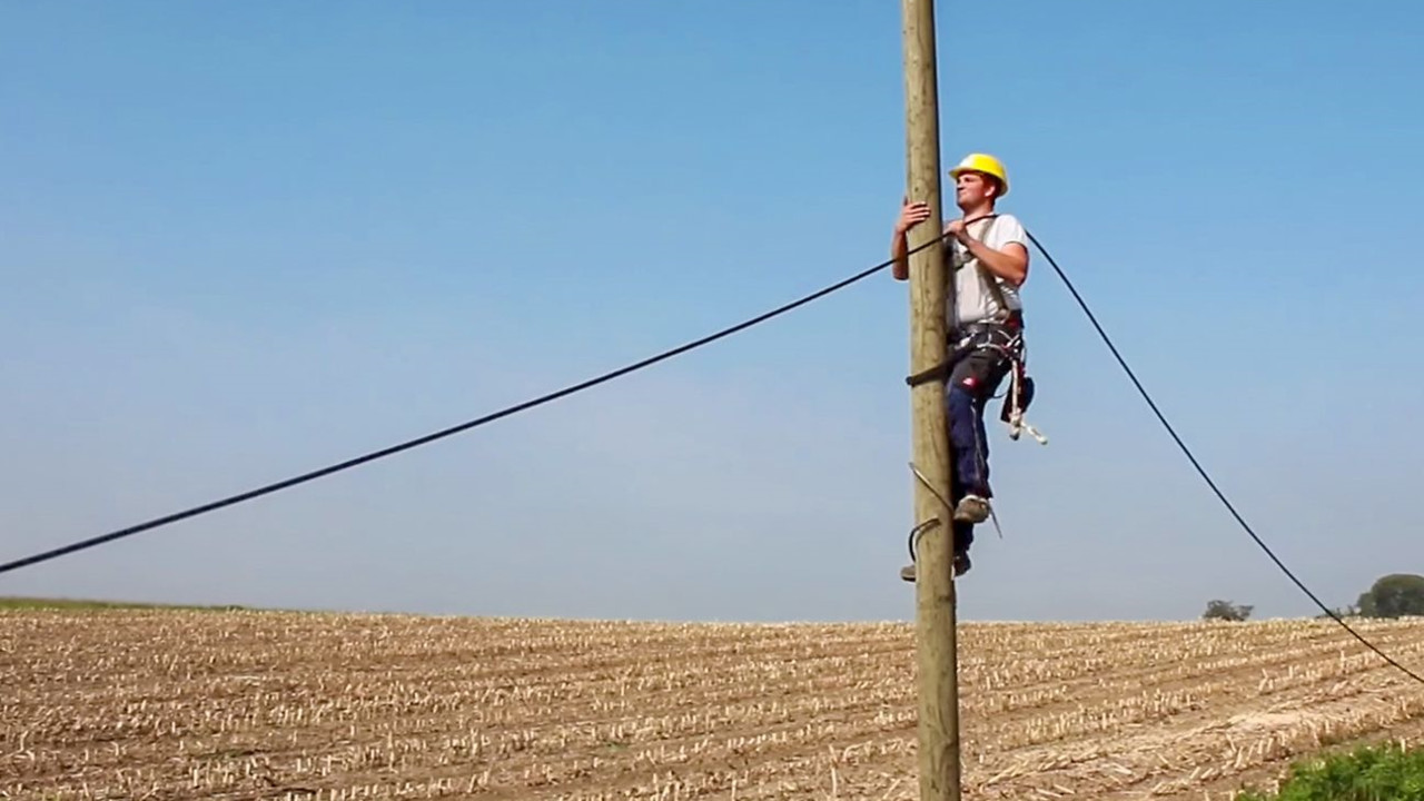 Breitbandausbau: Telekom verlegt Glasfaser über Holzmasten