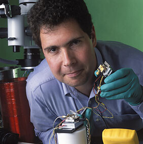NIST-Physiker <b>John Kitching</b> zeigt das Herz der weltweit kleinsten Atomuhr - 2-630.1045762325