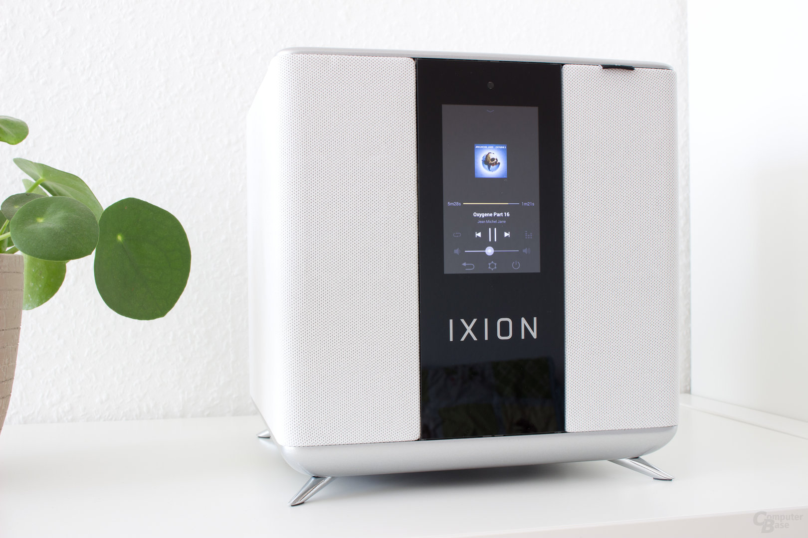 Der Ixion Maestro – Ein Aluminiumblock umhüllt von einer Schicht aus leichtem Stoff
