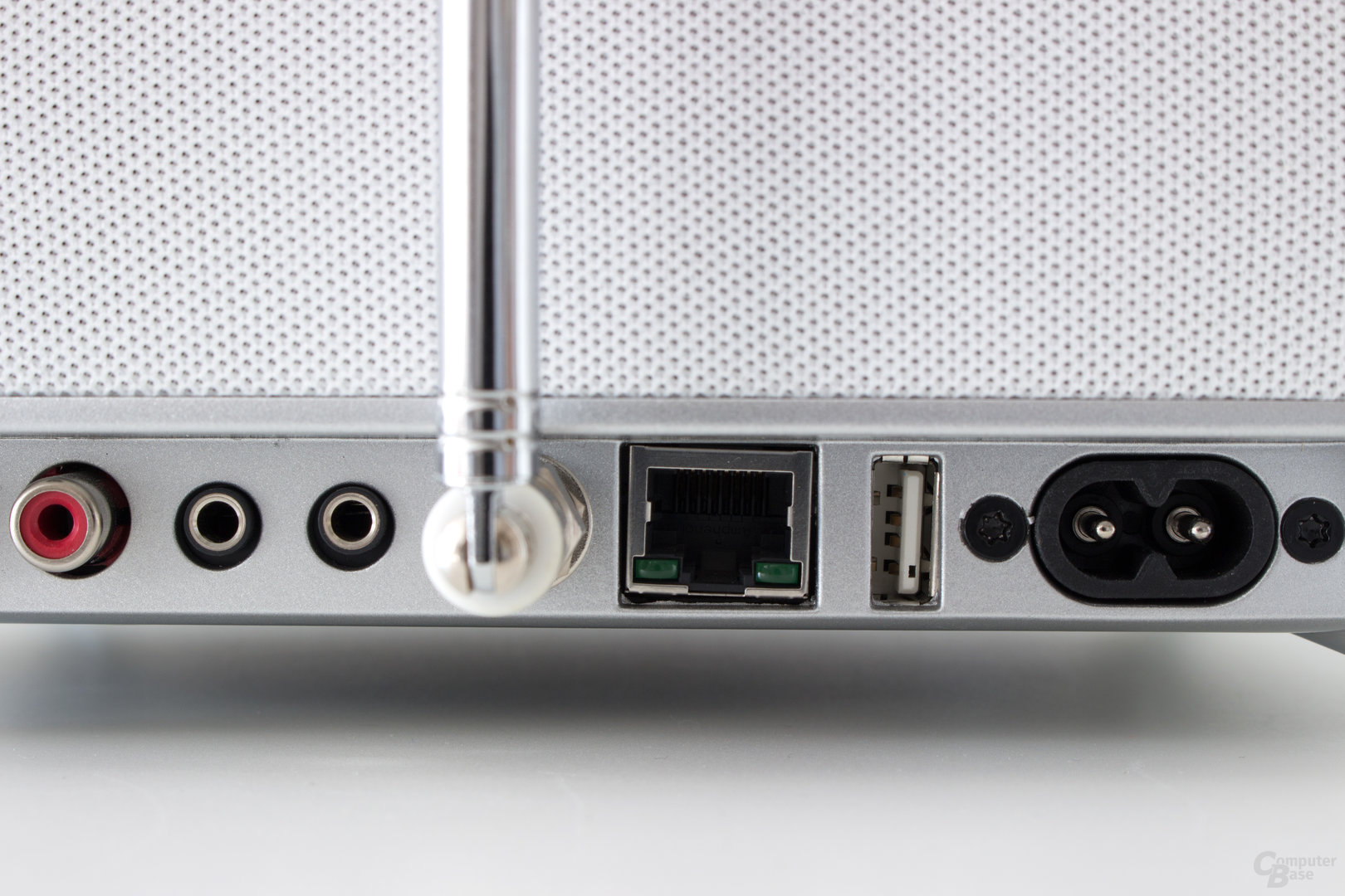 Schief eingebaute LAN- und USB-Anschlüsse beim Ixion Maestro zeugen von keiner guten Qualitätskontrolle