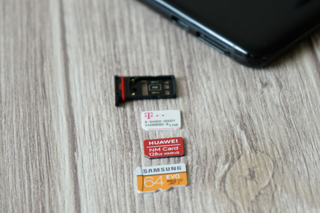 Die NM Card im Vergleich zu einer Nano-SIM und einer microSD
