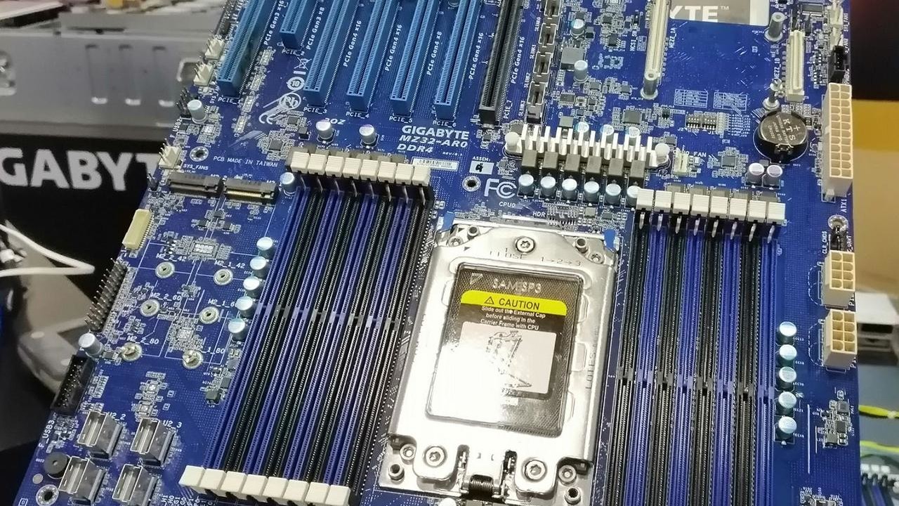 AMD Epyc „Rome“: Gigabyte zeigt Mainboard mit fünf PCIe-4.0-Slots