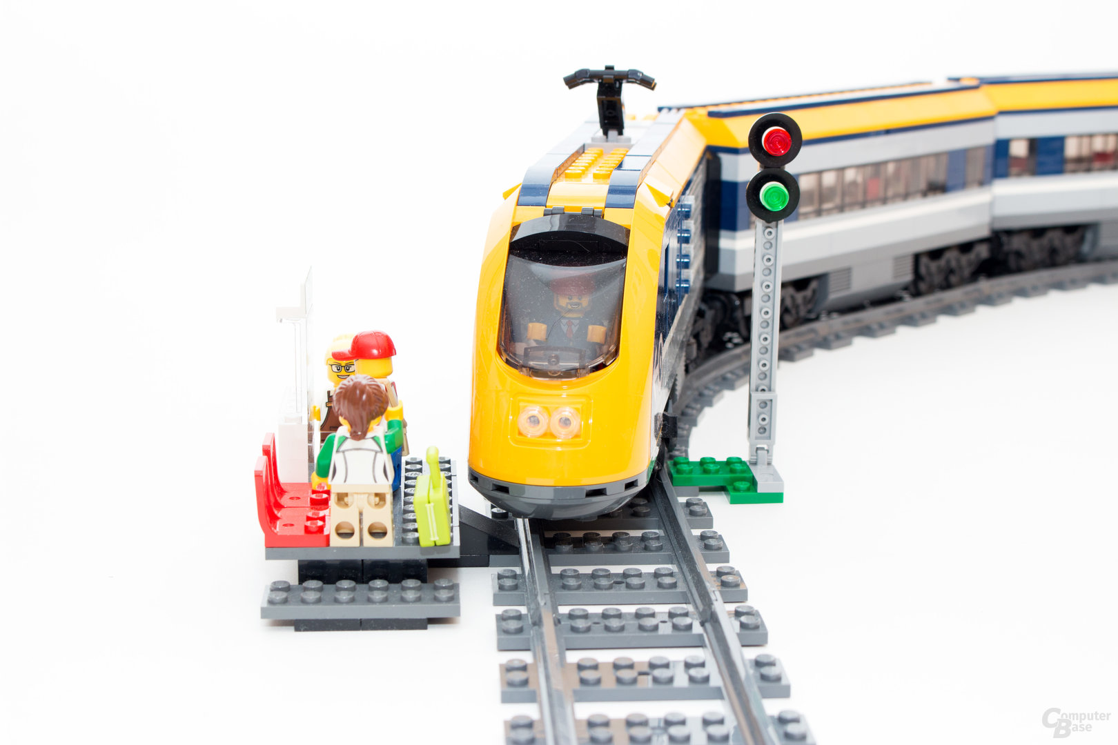 Der neue Personenzug 60197 von Lego samt neuen Power Functions