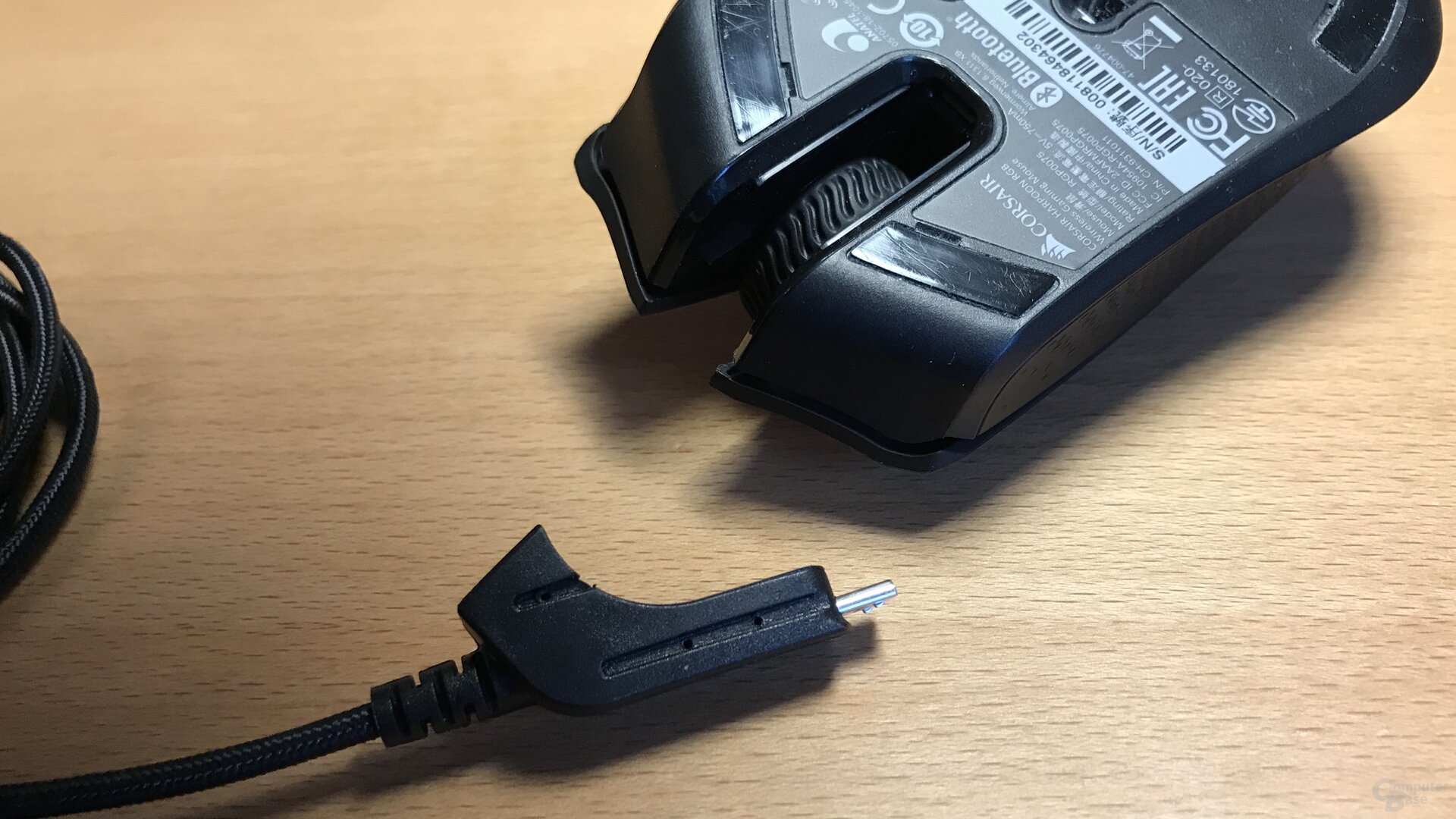Mikro-USB-Anschluss mit sperriger Verkleidung bei der Harpoon RGB Wireless
