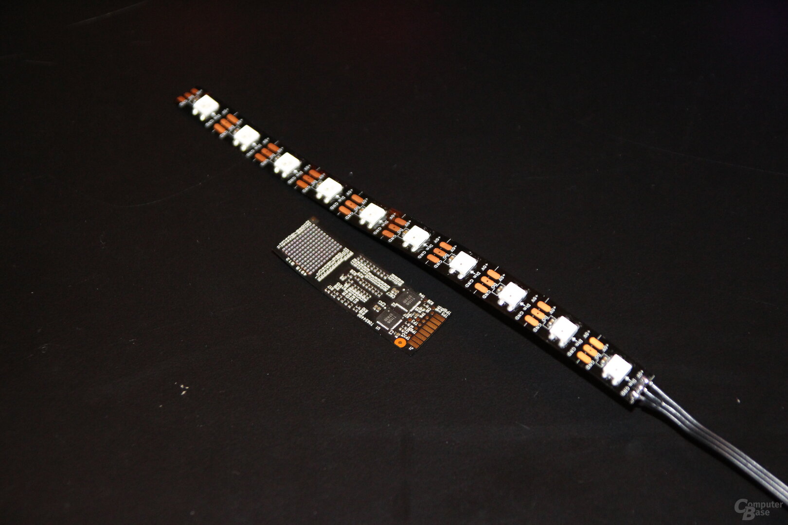 Corsair Capellix-LEDs (unten) im Vergleich zu SMD LEDs (oben)